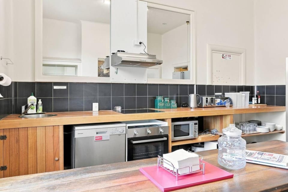 Edinburgh - Spacious Ensuite Family Room House in Hobart