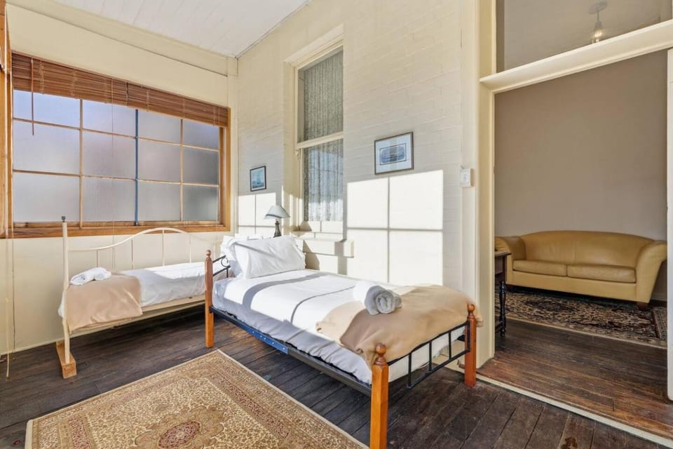 Edinburgh - Spacious Ensuite Family Room House in Hobart