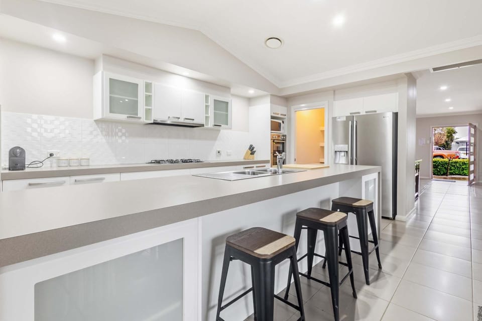 Kitchen or kitchenette, Dining area, oven, stove