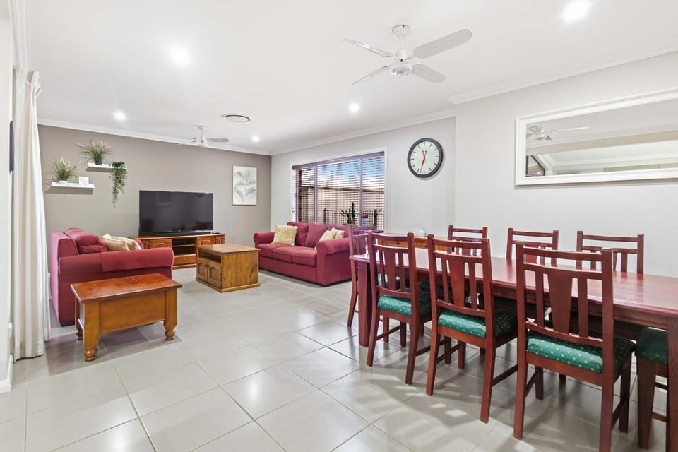 TV and multimedia, Living room, Dining area