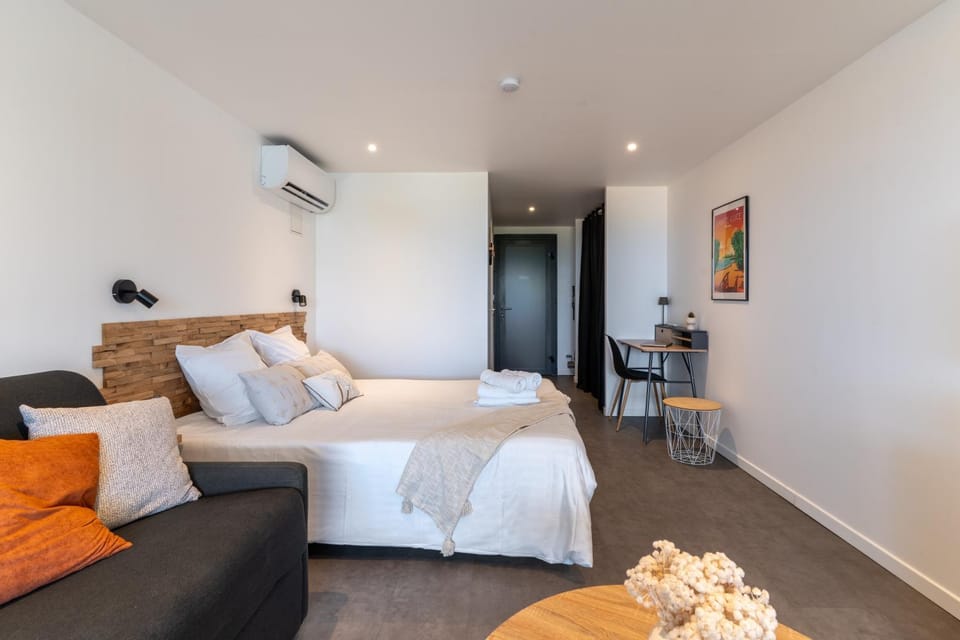 Bed, Photo of the whole room, Seating area, Bedroom, air conditioner