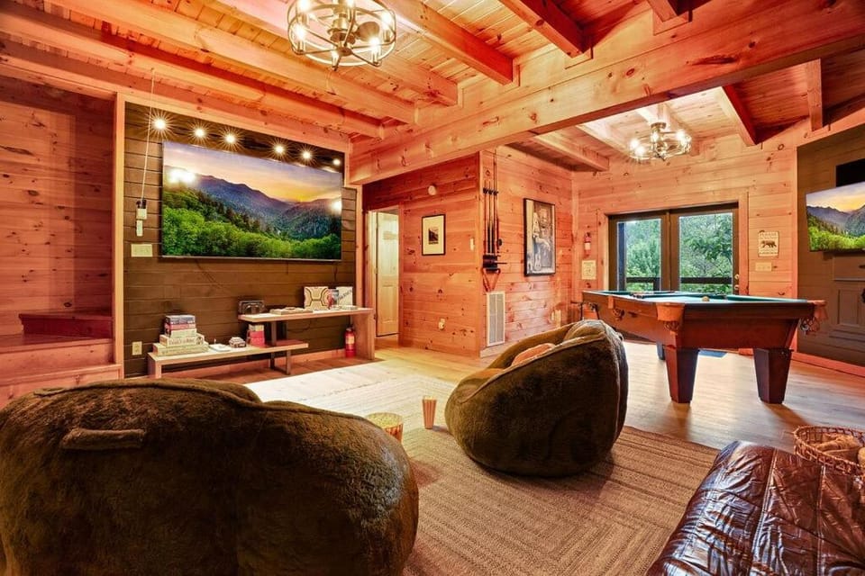 The Smoky Edit 3 Decks, Hot Tub, Pool Table, 2 Fire Pits House in Pittman Center