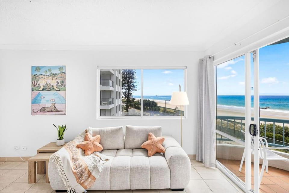 Immaculate Beachfront Views, Pool, Spa, Parking Apartment in Surfers Paradise
