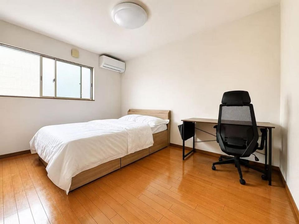Bed, Photo of the whole room, Seating area, Bedroom