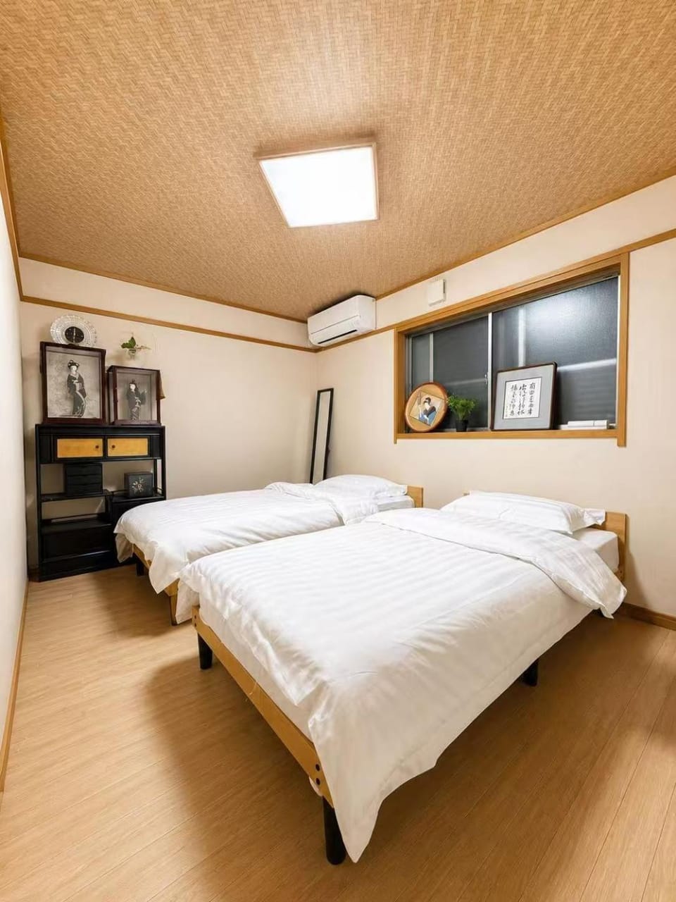 Bed, Photo of the whole room, Bedroom, air conditioner