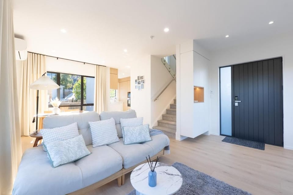 Sunny 3-Bedroom Home in Murrays Bay Apartment in Auckland