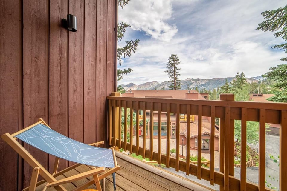 Patio, Spring, Natural landscape, View (from property/room), Balcony/Terrace, Mountain view