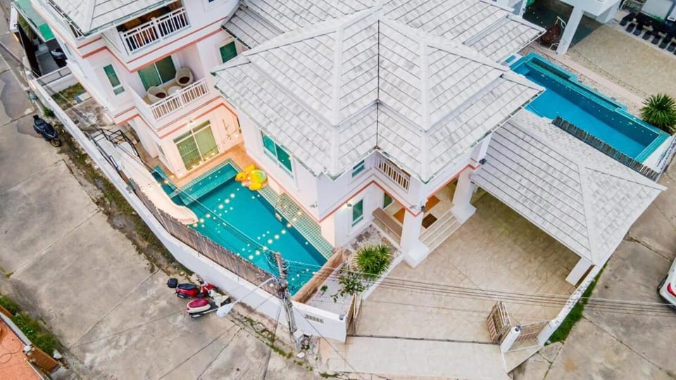 Property building, Day, Pool view, Swimming pool
