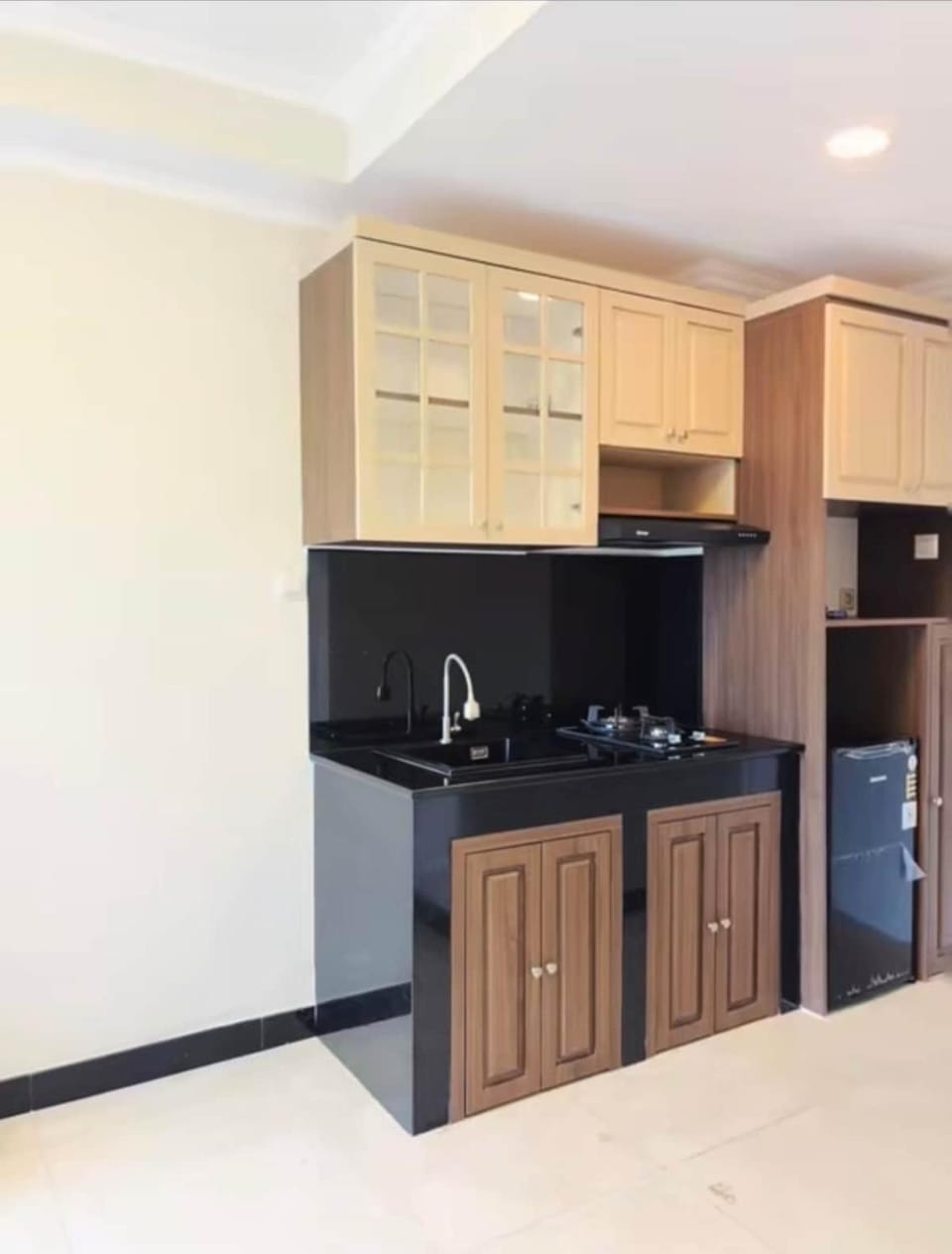 Kitchen or kitchenette, minibar, stove