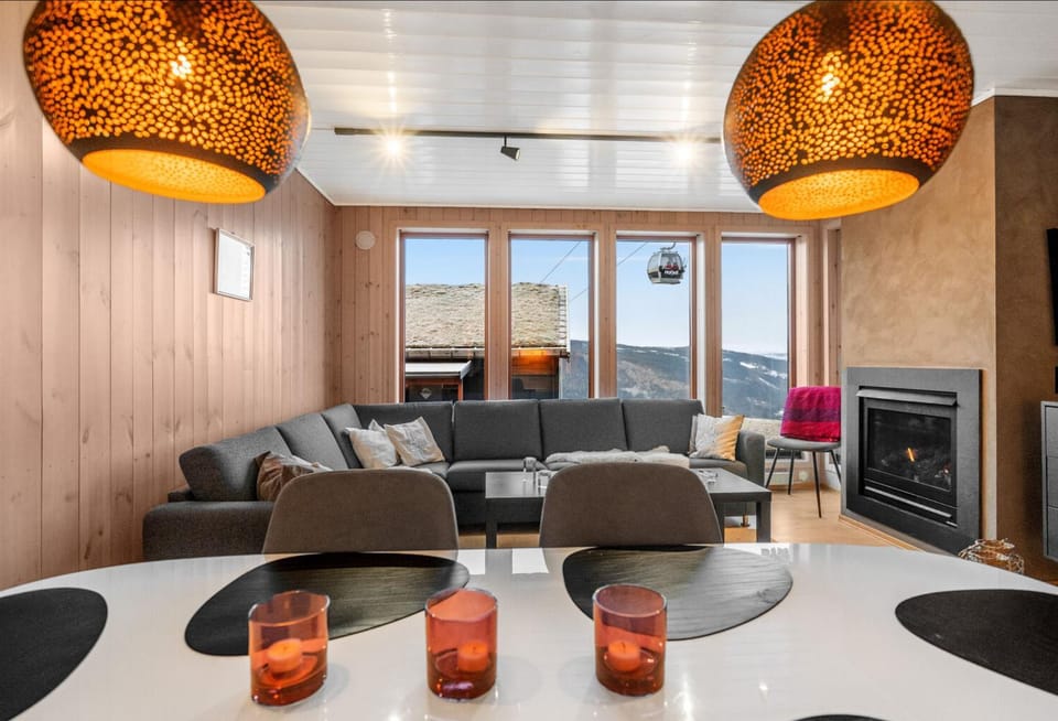 Living room, Seating area, Dining area, fireplace