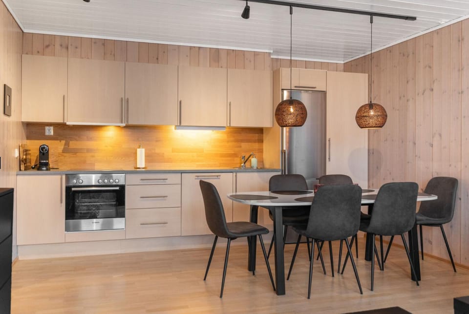 Kitchen or kitchenette, Dining area, stove