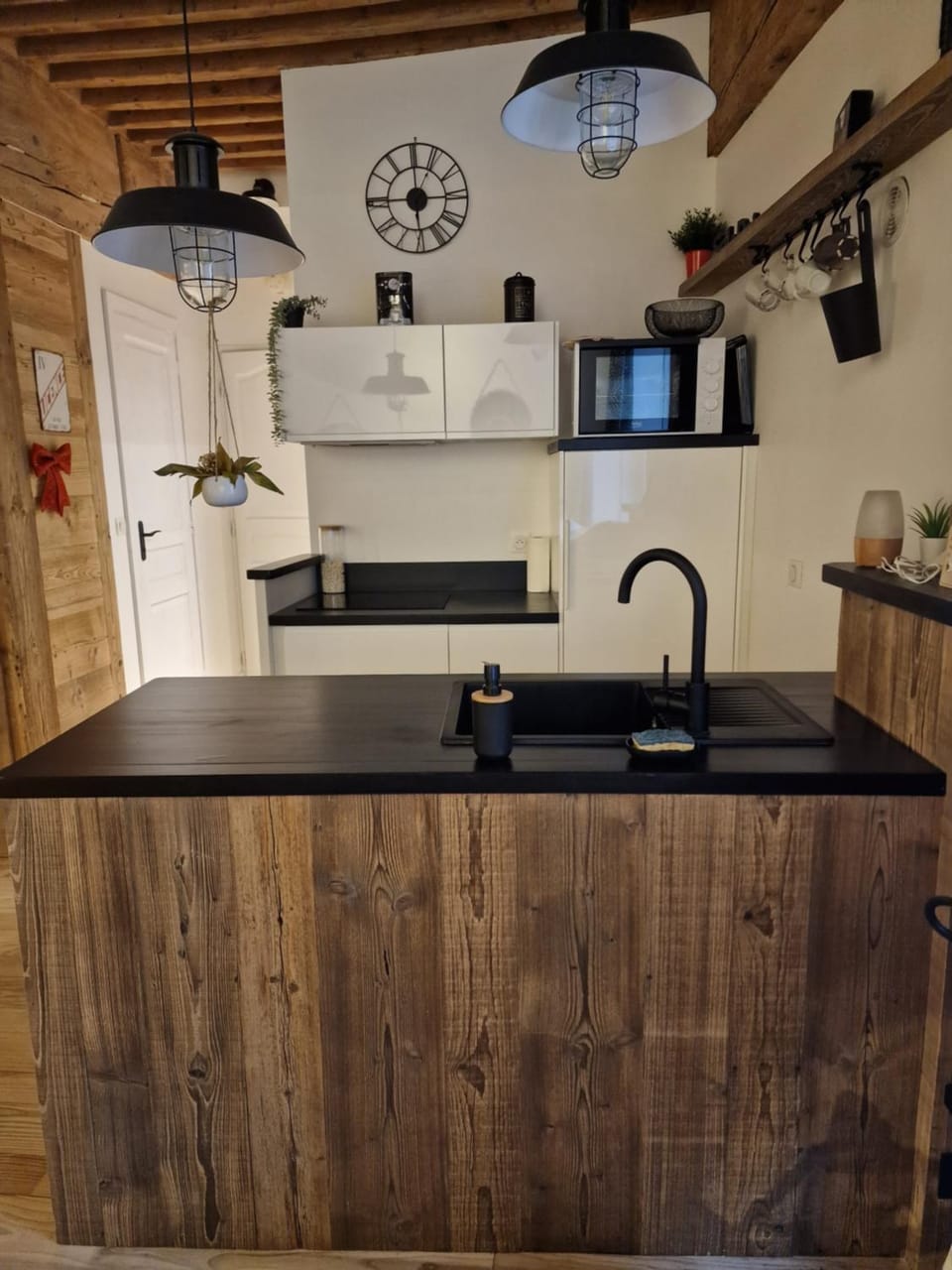 Coffee/tea facilities, Kitchen or kitchenette, stove