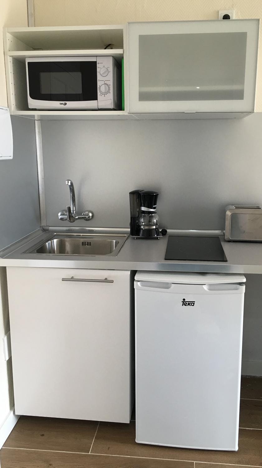 Kitchen or kitchenette, minibar