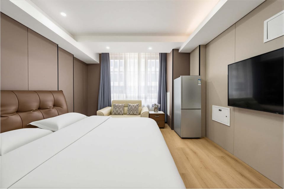 Communal lounge/ TV room, Bed, TV and multimedia, View (from property/room), Photo of the whole room, Evening entertainment, Bedroom, wardrobe