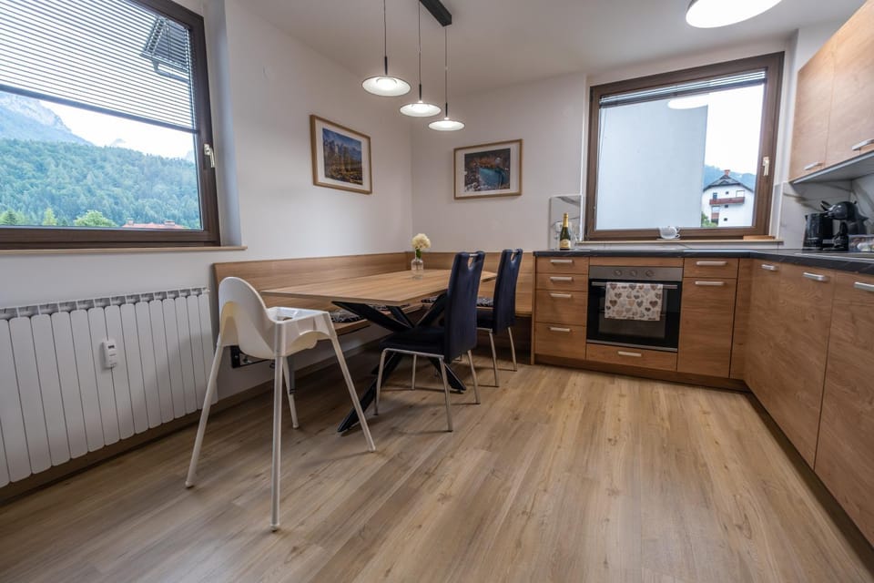 Coffee/tea facilities, Kitchen or kitchenette, Dining area, dishwasher, microwave, oven, stove