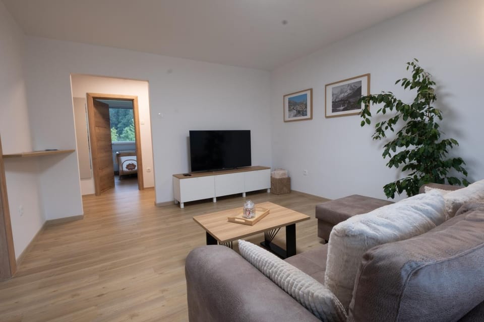 Communal lounge/ TV room, TV and multimedia, Living room, Seating area