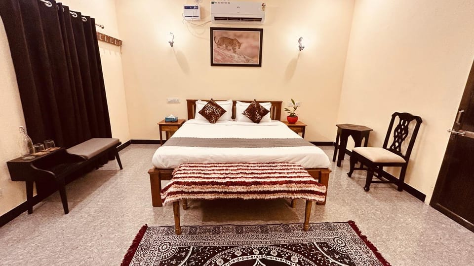 Bed, Living room, Seating area, air conditioner