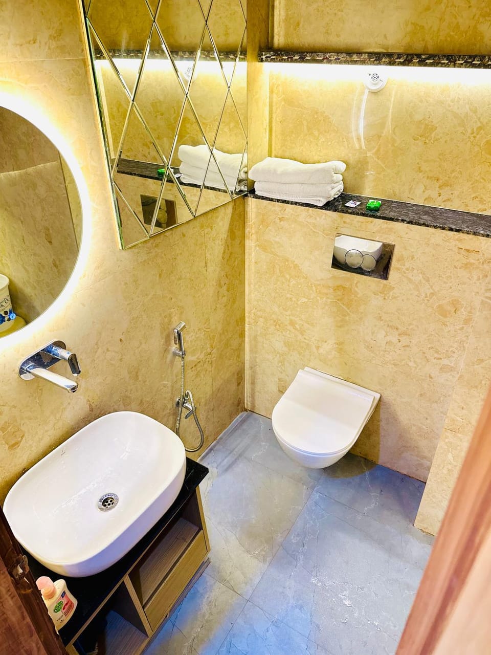 Toilet, towels