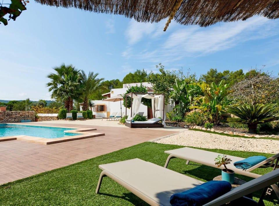 Swimming pool, sunbed