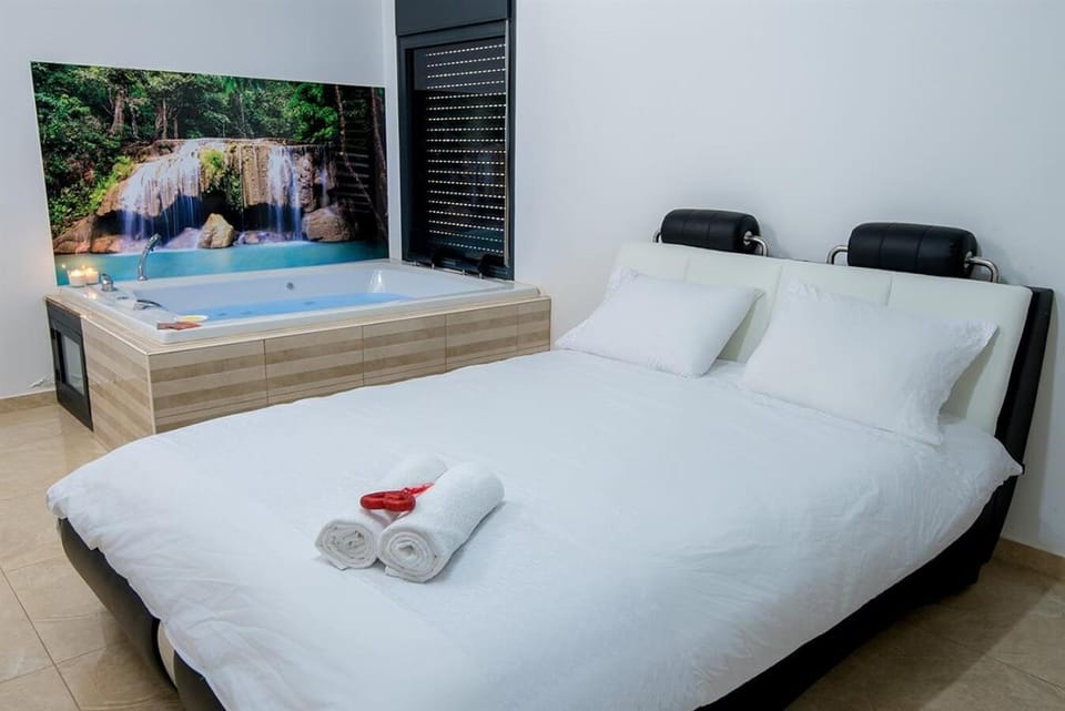 Bed, Photo of the whole room