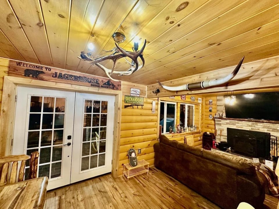 Facade/entrance, TV and multimedia, Living room, Seating area, fireplace