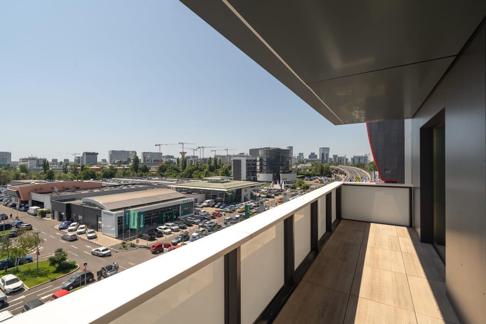 C92 Cortina North Amazing Views - 2 bedrooms - 2 bathrooms - paid parking Apartment in Romania