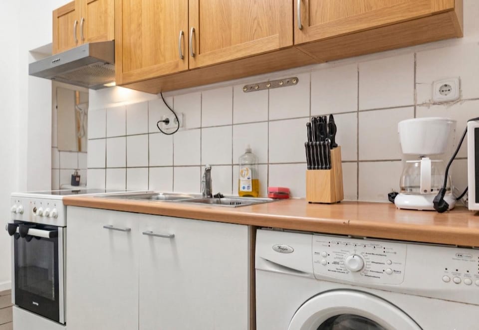 Coffee/tea facilities, oven, washing machine