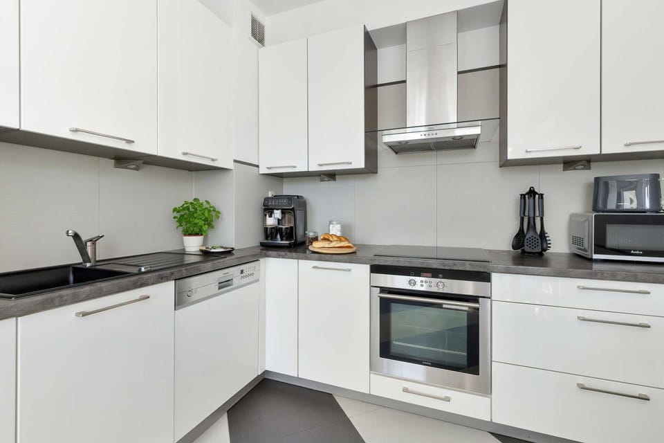 Coffee/tea facilities, Kitchen or kitchenette, dishwasher, stove, toaster