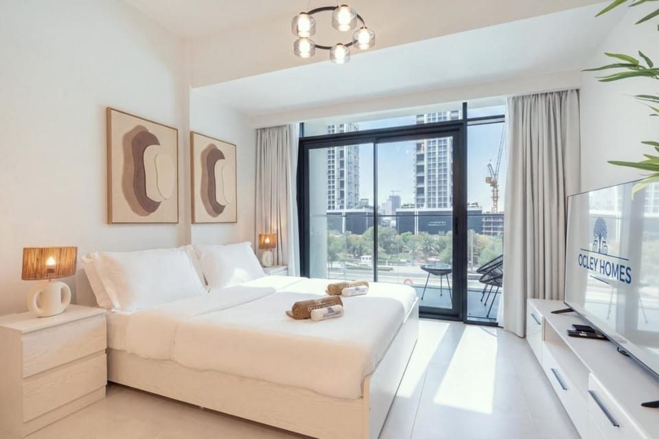 Bright Serene Home with Stunning Pool View Apartment in Dubai