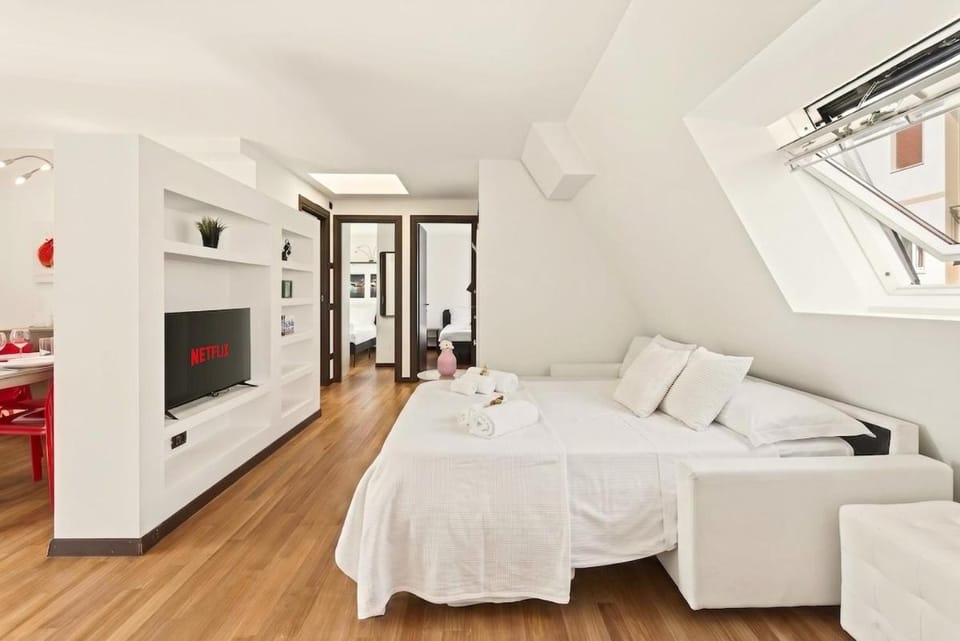 Bed, TV and multimedia, Living room