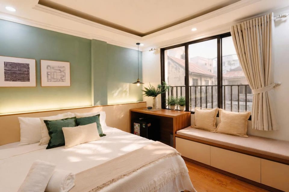 Bed, Photo of the whole room, Seating area, Bedroom