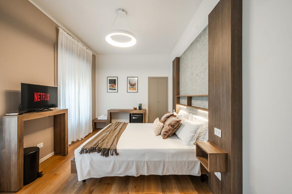 Bed, TV and multimedia, Photo of the whole room, Bedroom, towels, wardrobe