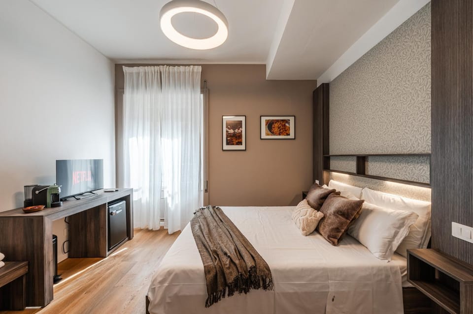 Bed, TV and multimedia, Photo of the whole room, Bedroom