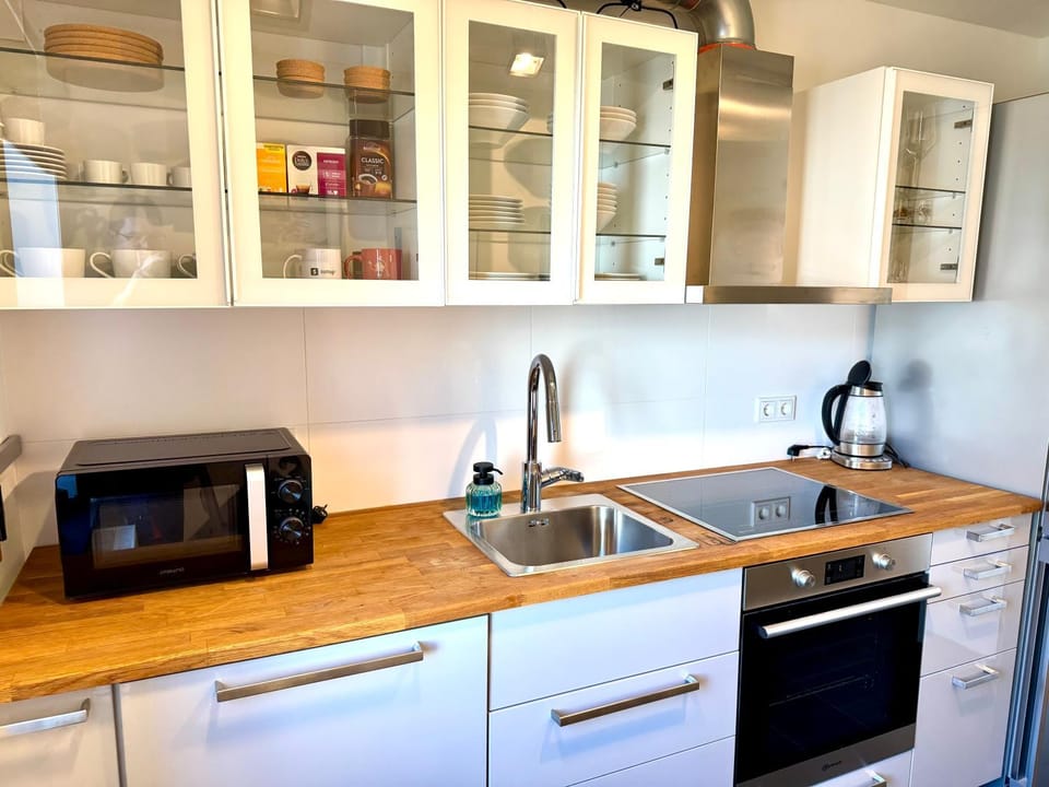 Coffee/tea facilities, Kitchen or kitchenette, dishwasher, stove, toaster