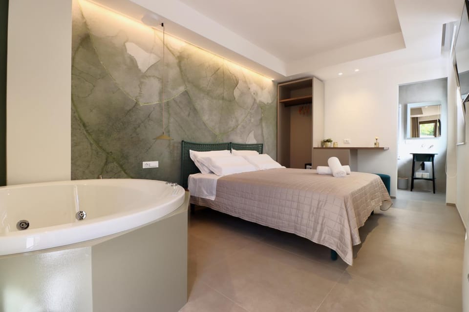Bed, Bathroom, Photo of the whole room, Bedroom, Bath, towels