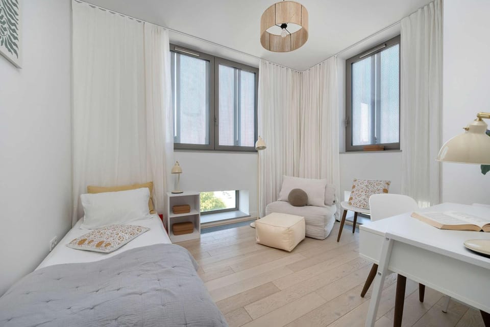Bed, Photo of the whole room, Bedroom