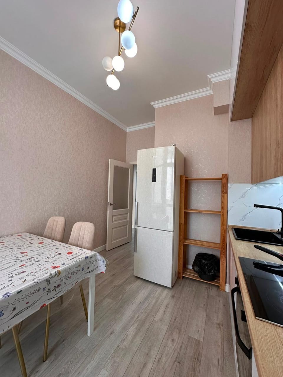 Kitchen or kitchenette, Dining area, oven