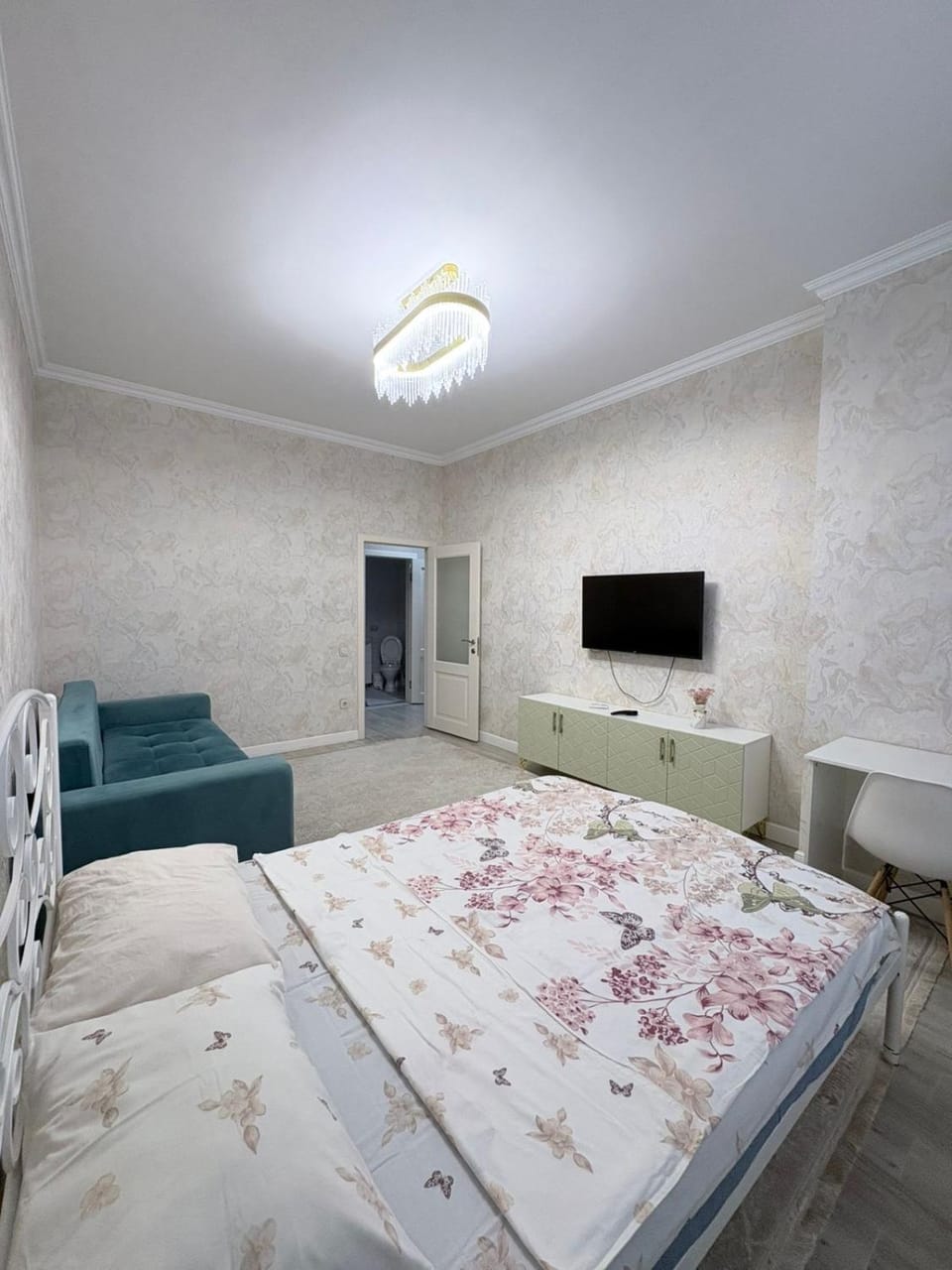 Bed, TV and multimedia, Living room, Seating area, Bedroom
