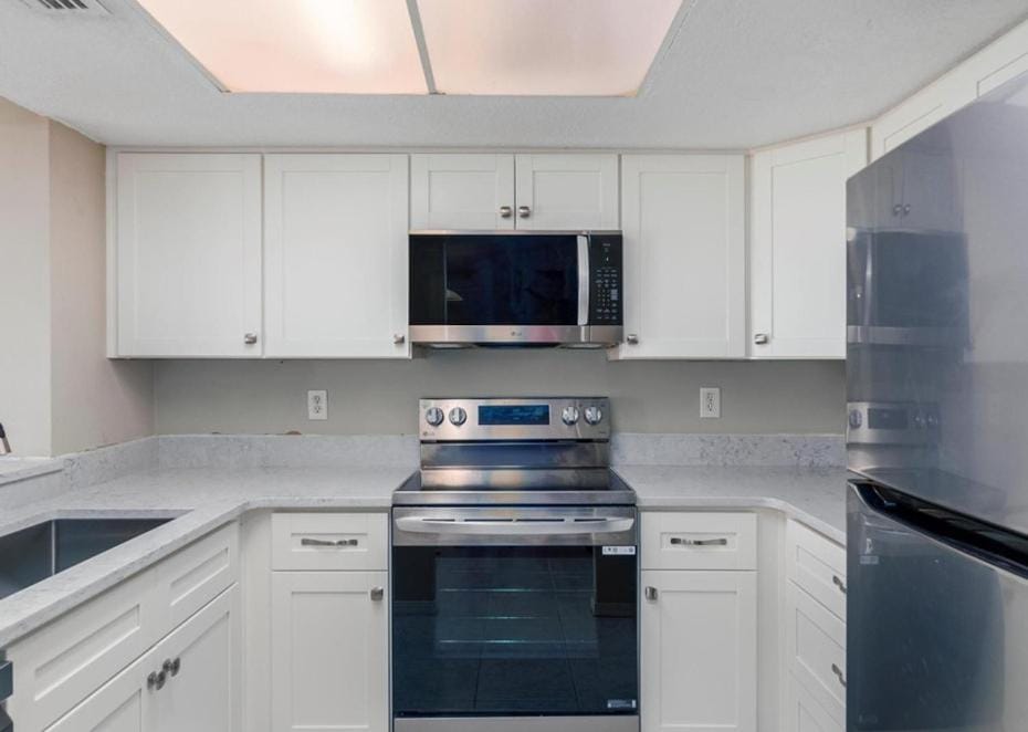 Beachside Two-Bedroom Retreat Steps from the Ocean Apartment in Jacksonville Beach
