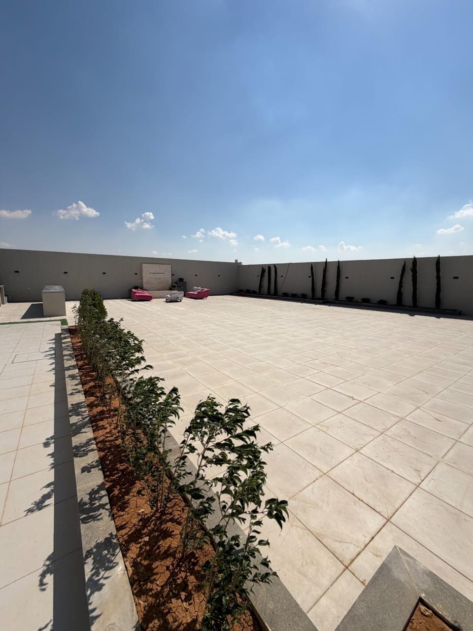 Property building, Day, Garden, Garden, Balcony/Terrace