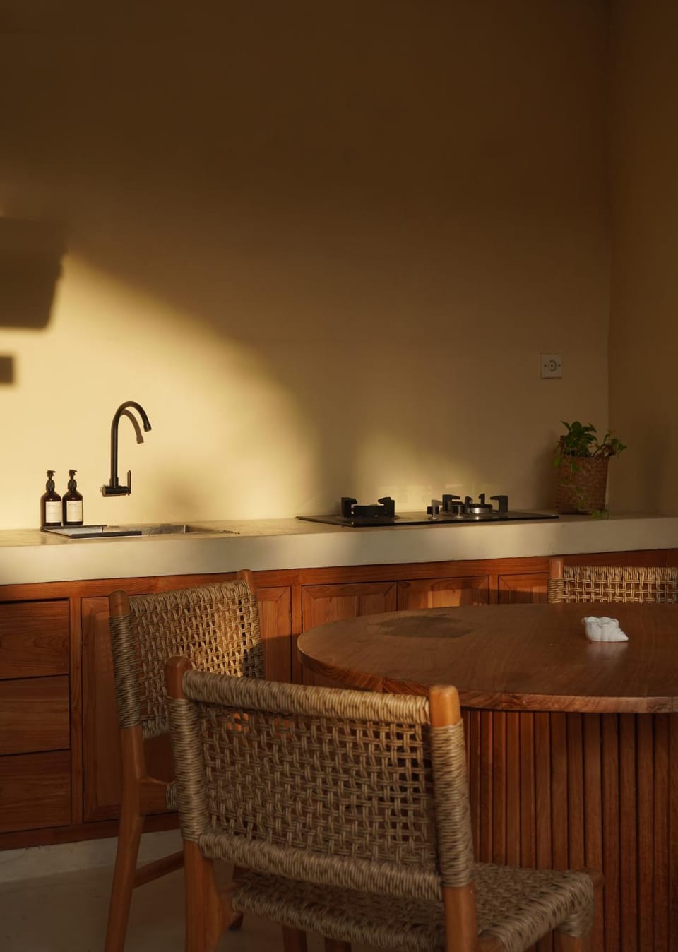 Kitchen or kitchenette, Dining area