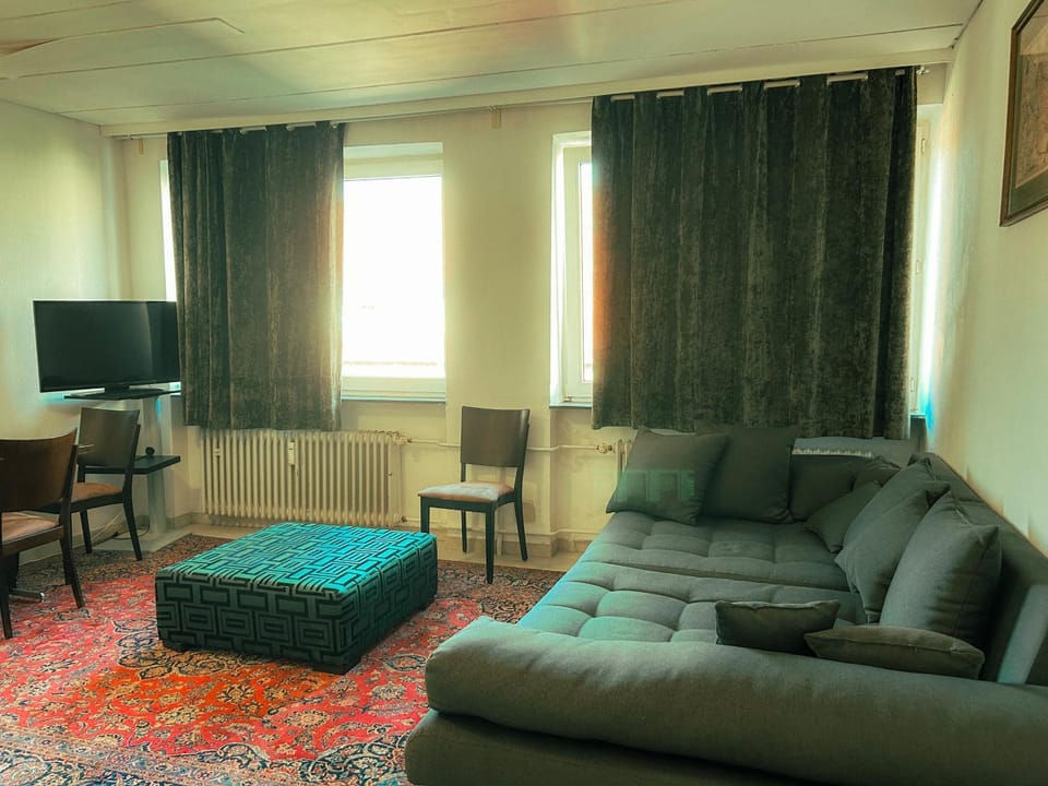 TV and multimedia, Living room, Seating area, Evening entertainment