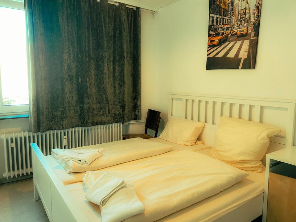 Bed, Bedroom, towels