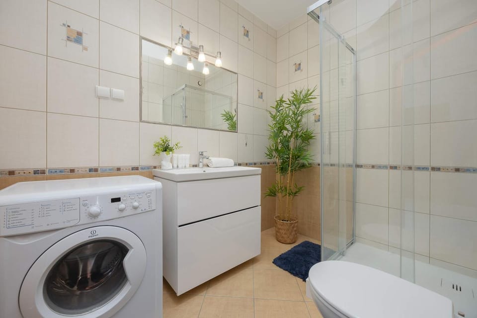 Shower, Toilet, Bathroom, towels, washing machine