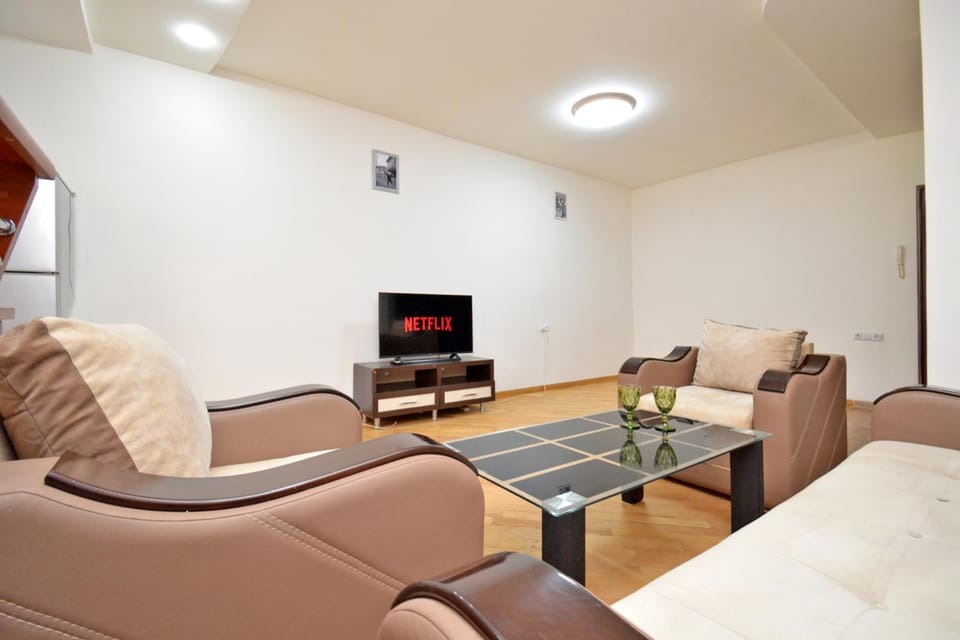 Communal lounge/ TV room, TV and multimedia, Living room, Seating area, Evening entertainment