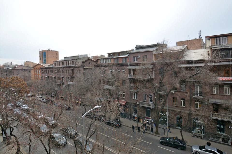 Property building, Day, Neighbourhood, Bird's eye view, City view, Street view, Location, Parking