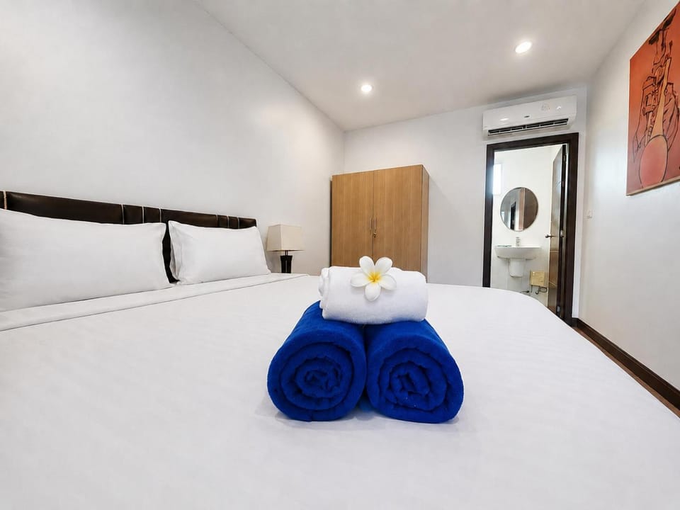 Bed, Bedroom, towels