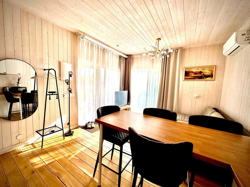 TV and multimedia, Living room, Seating area, Dining area, air conditioner