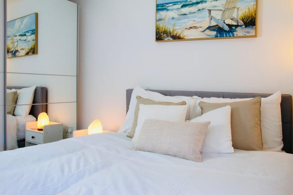 House - Sleeps 4 - Parking and Garden House in Folkestone