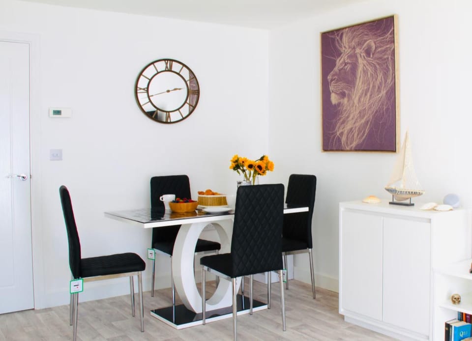 House - Sleeps 4 - Parking and Garden House in Folkestone